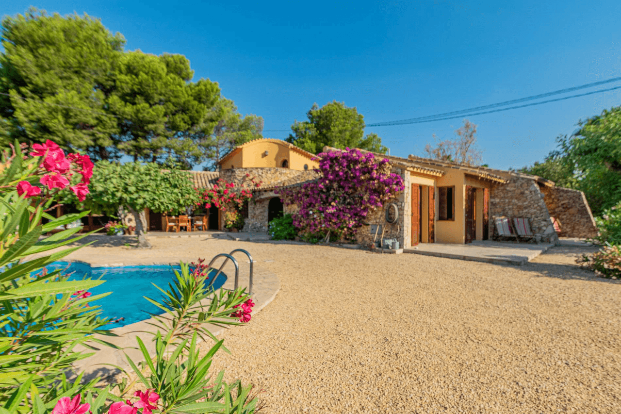 Chalet en venta en Camp d'esports, Lérida con piscina y 3 habitaciones